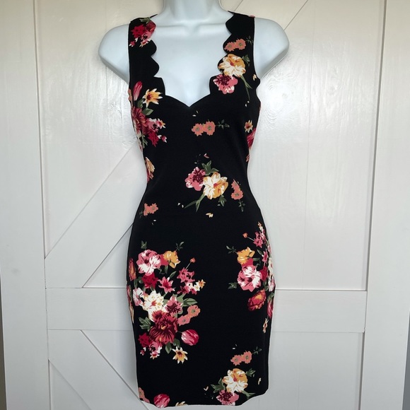 Black floral v neck sleeveless scalloped dress - Picture 4 of 5